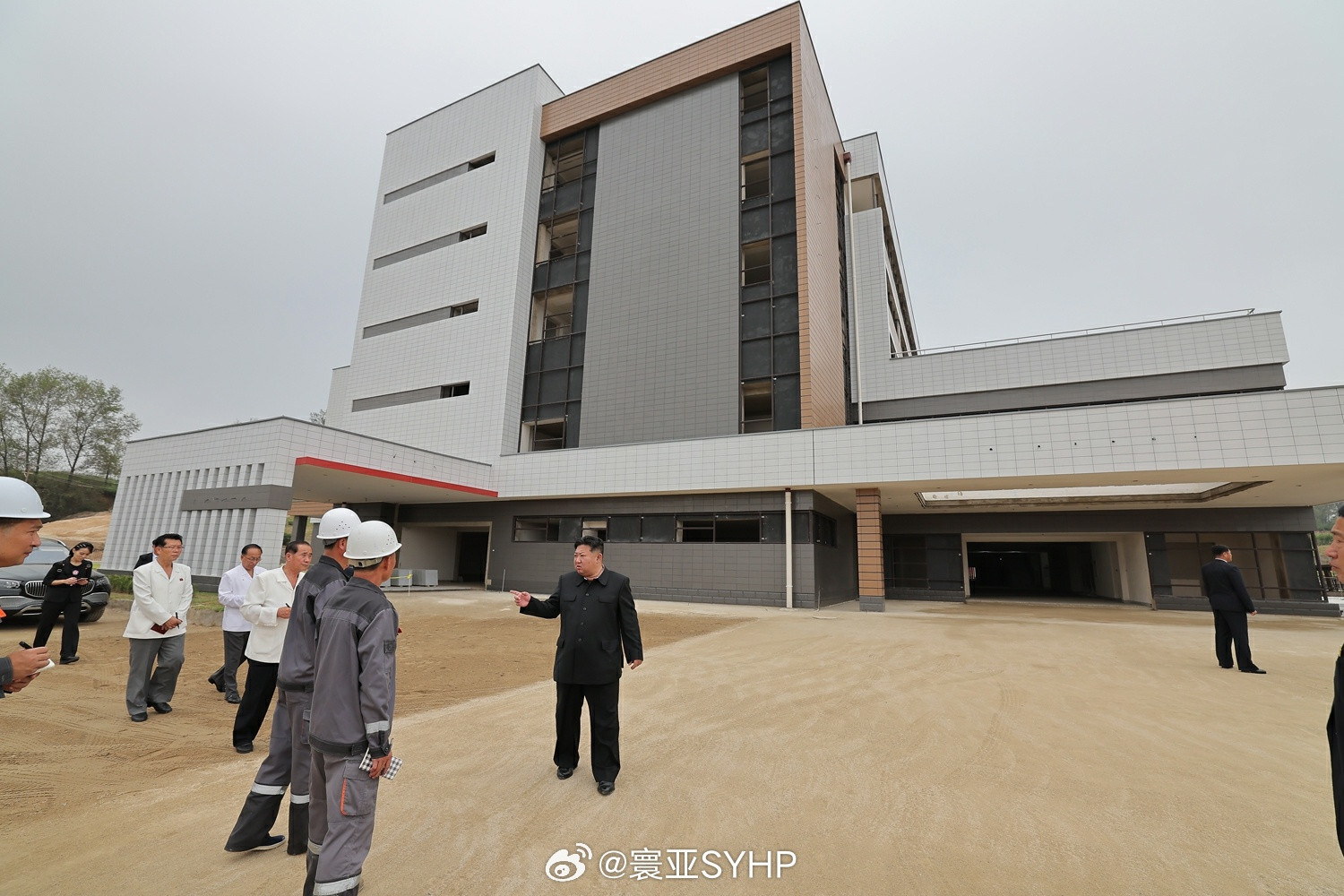 金正恩视察朝鲜龟城市医院建设工地​​​