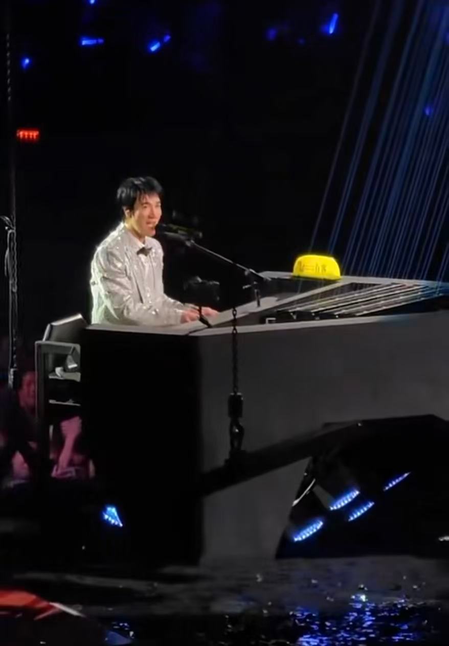王力宏说法拉利老了还是法拉利谁能想到王力宏能把出租车开成法拉利？这样的创意让每一