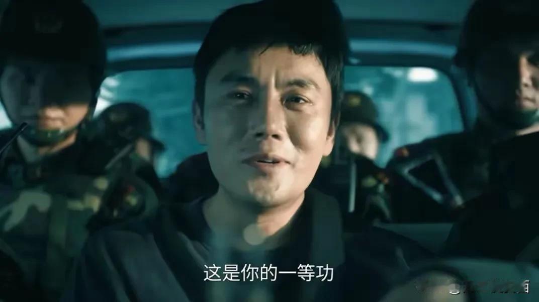 《扫毒风暴》大结局后，网上一堆人在那儿吹捧秦昊和他演的角色卢少骅，非要说最后他被