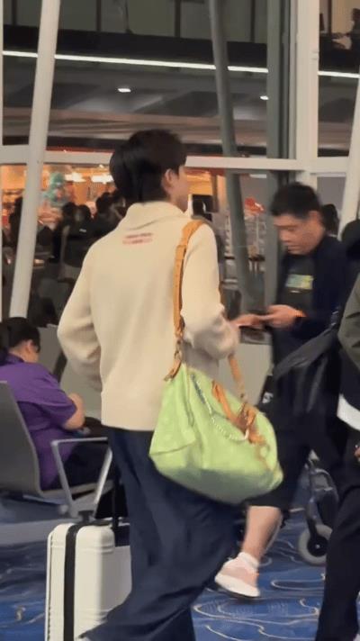 孙颖莎王楚钦香港登机飞印度新德里！经过了5个小时的香港机场等待时间，终于登机前