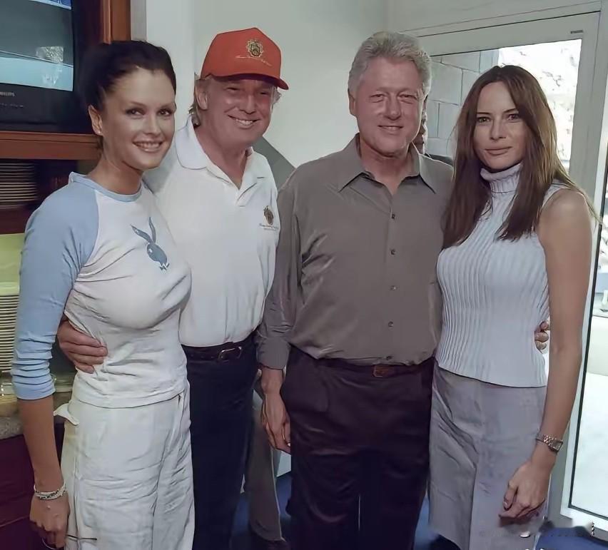 克林顿当年和老特的关系还是不错的，两个人能够在一起合影留念，足以说明两人的关系！