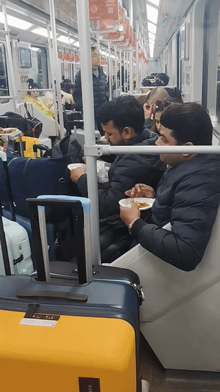 上海地铁上为什么会有这么多印度人？更奇葩的是有些印度人竟然还在地铁车厢里吃气味