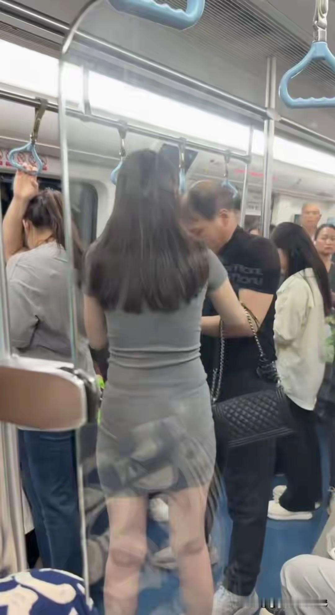 陕西大爷地铁偷拍被扇：别拿年龄当恶行的“免死金牌”据哈尔滨日报报道，5月2