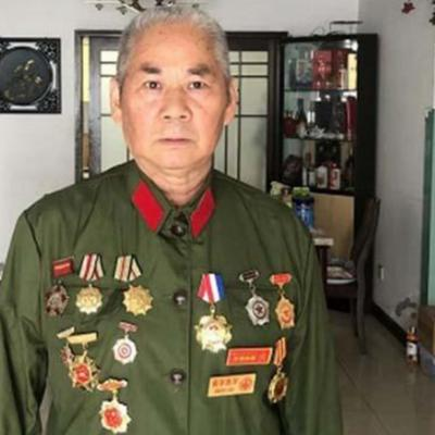 1979年，我军边防战士例行巡逻时，无意间发现了一个衣衫褴褛，手脚溃烂的人，最重