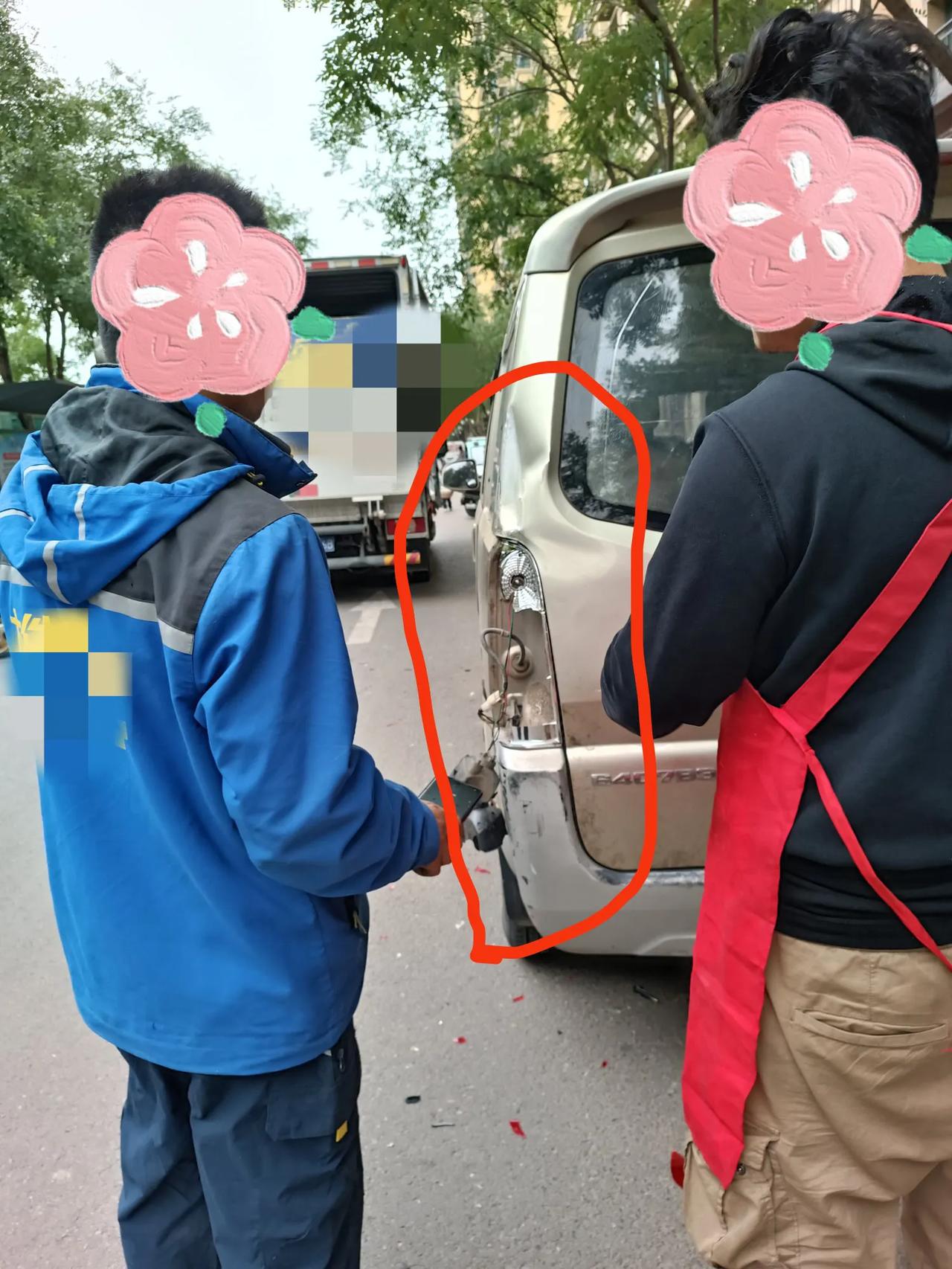 出门买菜时,我忽然瞧见一辆快递货车从路边一辆面包车旁驶过,紧接着“哗啦一声传来,