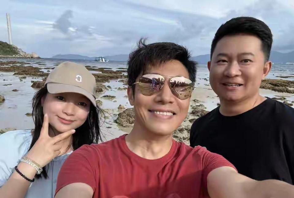 撒贝宁一家三亚度假，温馨画面羡煞旁人近日，有网友在海南三亚幸运偶遇撒贝宁一家四