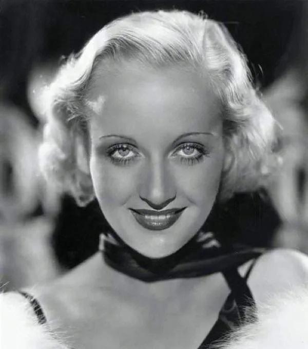 1942年，好莱坞女星卡罗尔准备坐飞机回家，她的母亲却坚持要坐火车，最终他们决定