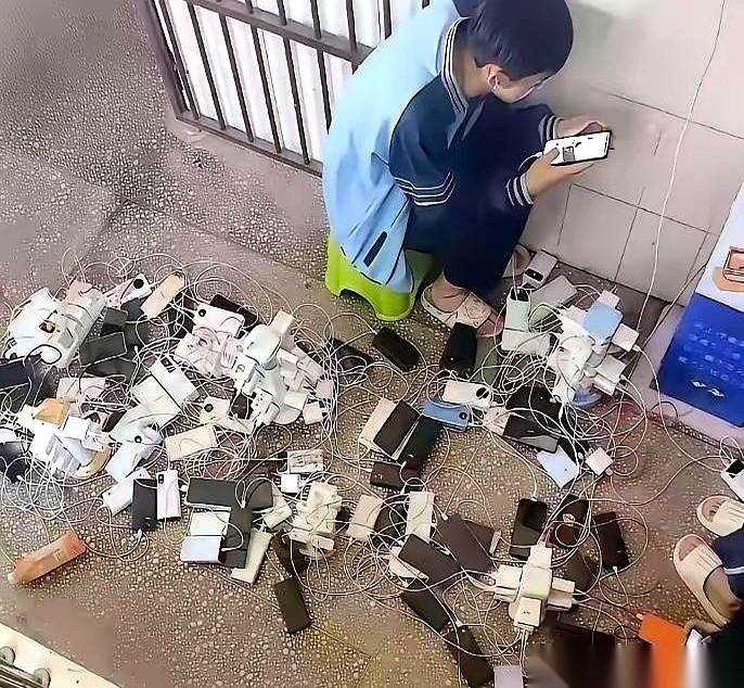 全校只有一位走读生，每天负责把班级地上密密麻麻的手机带回家。满宿舍的住校女生要