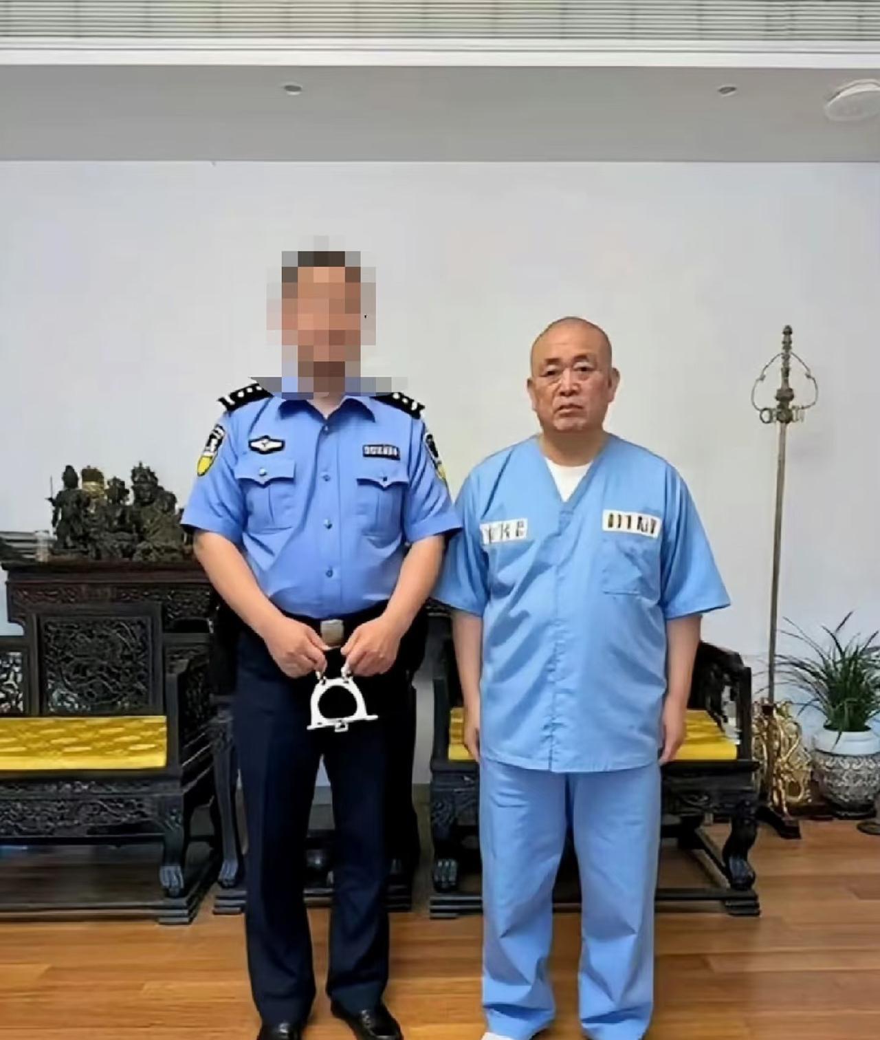 这是同一个人吗？你觉得蓝色的服装、还是红色加金黄色的袈裟，哪一个更加适合