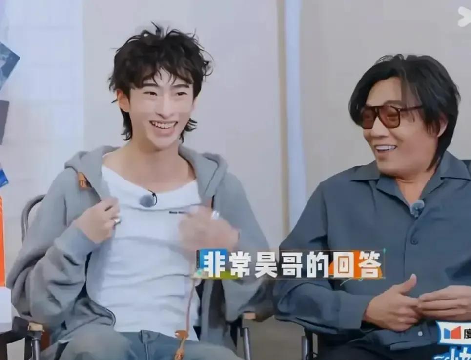 秦昊把23岁儿子恩利直接推到综艺镜头前，一段自唱自跳让弹幕瞬间刷屏。我盯着他那