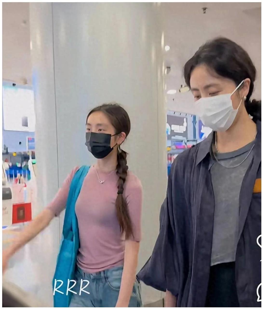 黄多多回国穿200件T恤，妈妈孙莉一身黑内心深处。有网友说，这母女俩太会了。一