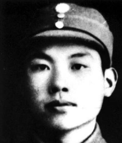 1961年，周总理在钓鱼台偶遇一个落单的少女，就问她：“你爸爸是谁？”少女说：“