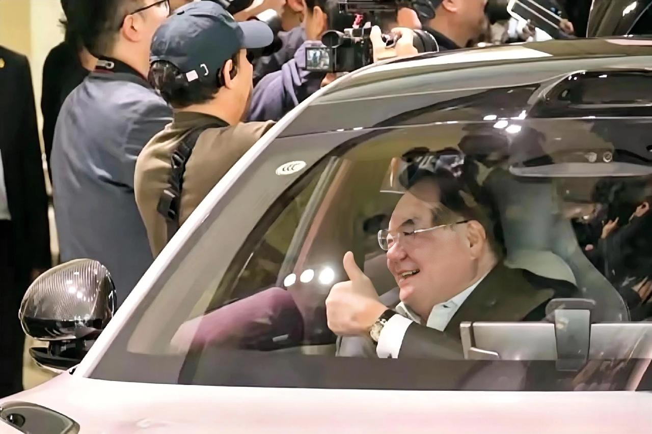 今天(4月12日)，跟随郑丽文访陆的中国国民党副主席、已77岁高龄的李乾龙，参观