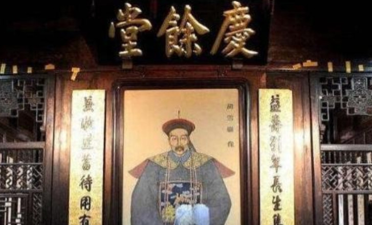 这年，太平军进攻杭州，首富胡雪岩出逃，却被1名太平军抓住，胡雪岩慌忙掏出20两银
