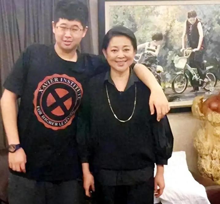 钱再多有啥用？67岁身家过亿的倪萍近况曝光，27岁儿子成“心病”。都说钱是万能的