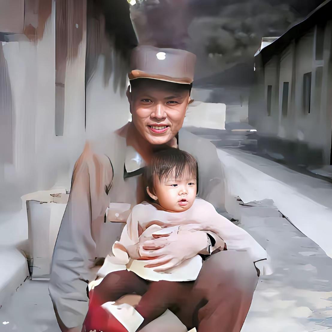 这是1971年，2岁的郑丽文和父亲郑清辉的合影。郑丽文的父亲是一位中国远征军的老