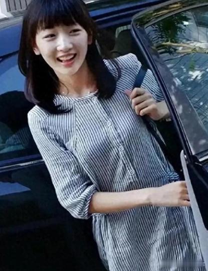 周冬雨当年大学报到的照片，真好美啊，真是清纯灵动的美少女！​​​