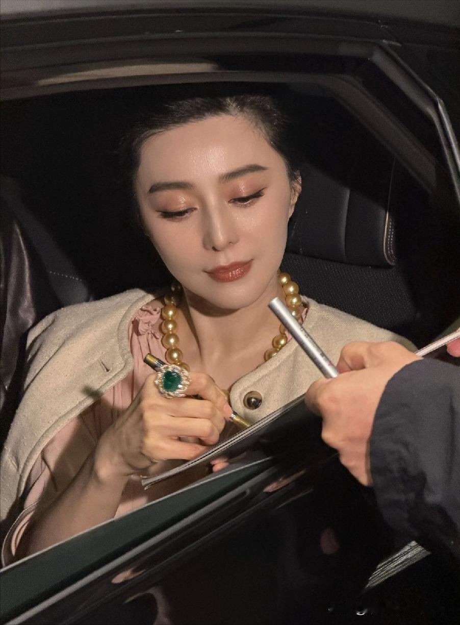 虽然全中国人都“讨厌”她，她也因犯的错事业受阻，但44岁却依然美貌在线，简直让男