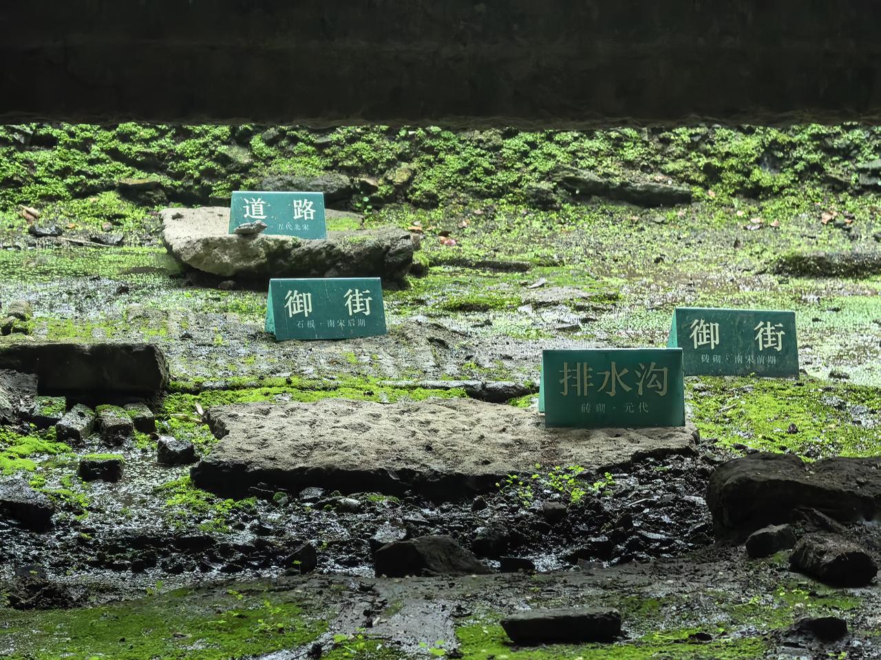 今天杭州虽然也有一条南宋御街，但是和南宋御街已经不一样了，南宋御街埋在现在的地面