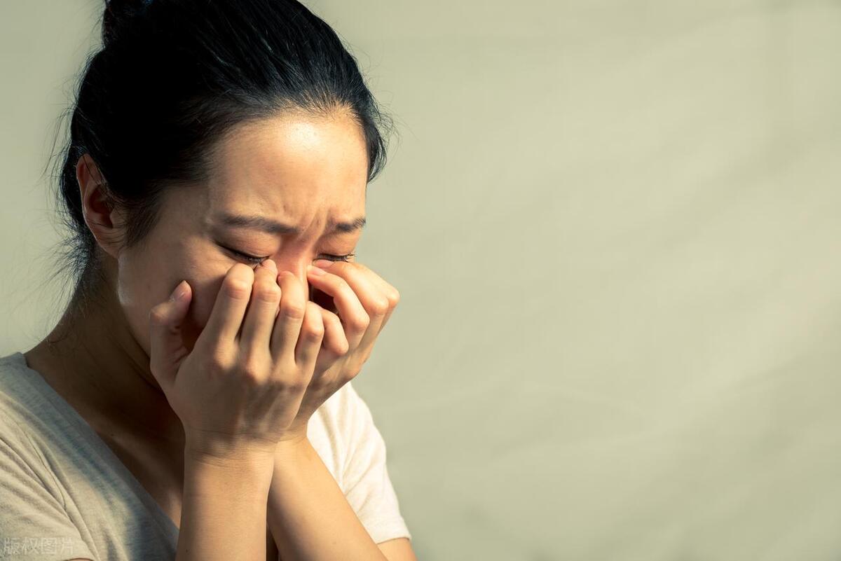 我朋友的老公在外面开大车，经常几个月不回家，但每个月给她两三万块钱，她就在家领着