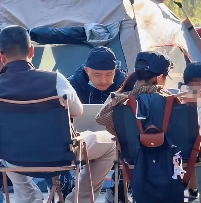 近日，有网友在北京怀柔露营时，偶遇了包贝尔据爆料的网友说，当时他也是在怀柔露营，没想到抬头一看，边上