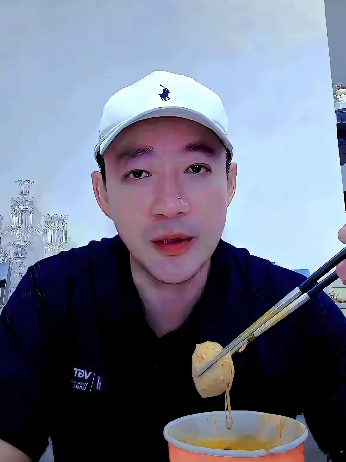 小玥儿小霖霖回北京过暑假。小菲在直播里也不藏着了，他掰着指头算着玥儿九月的小升初