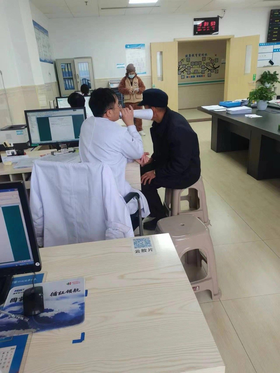 当科室的老爷爷耳朵不好时…我真的要笑晕了哈哈哈哈