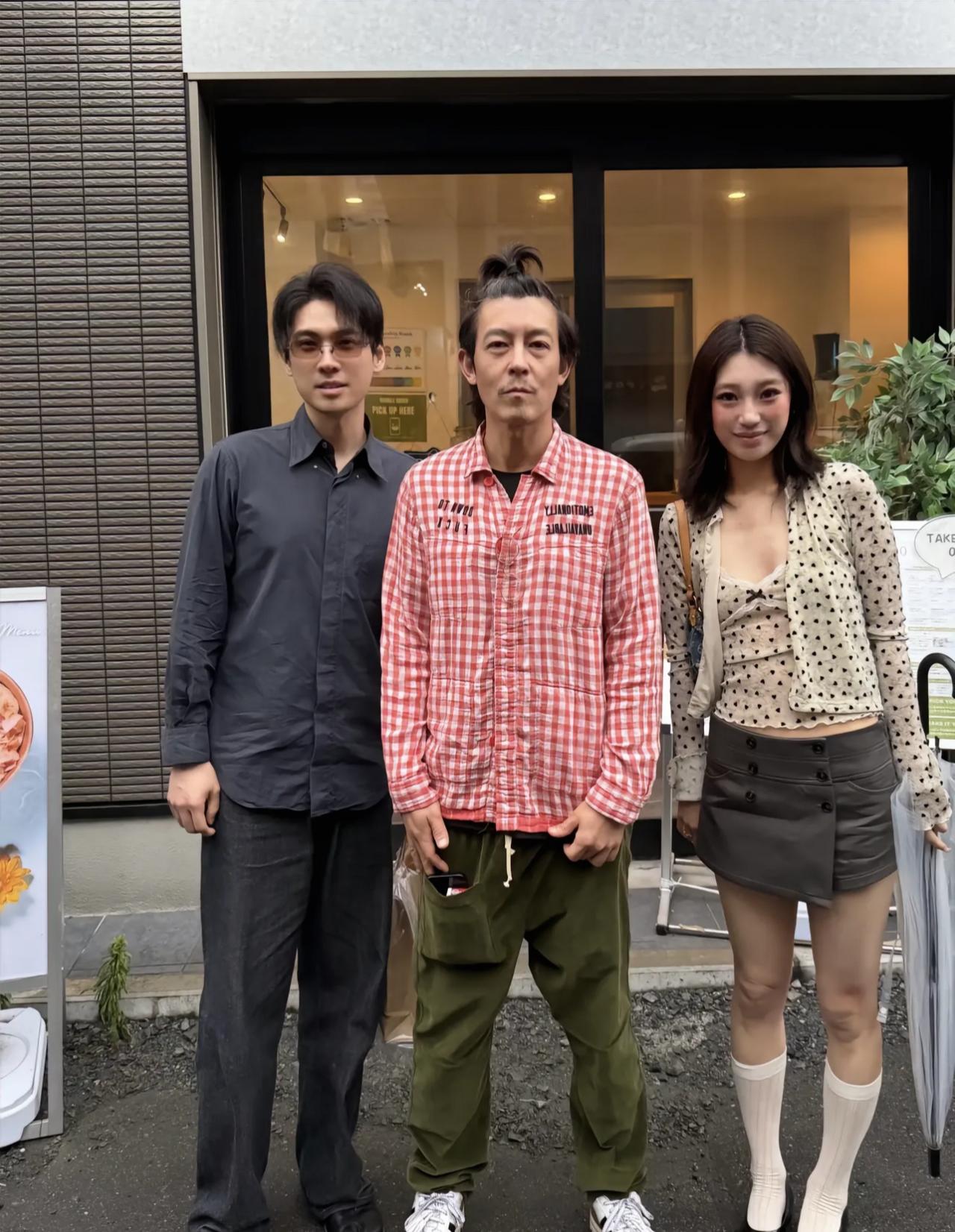 近日有网友在日本东京表参道街头偶遇陈冠希，当天只有他带着9岁女儿Alaia
