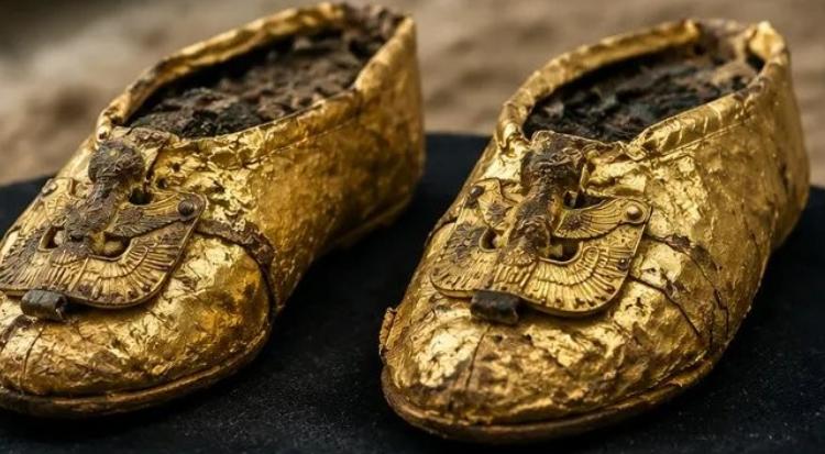 1500年前神秘匈奴女贵族重见天日！脚穿金箔鞋，头饰竟有希腊美杜莎纹样，但墓中