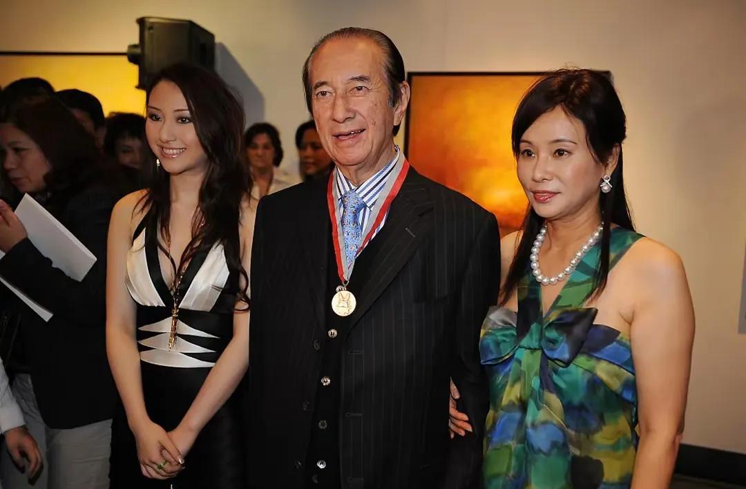赌王三房大女儿何超云出生的时候还挺特别的，赌王前两个老婆生的孩子是从40后到70