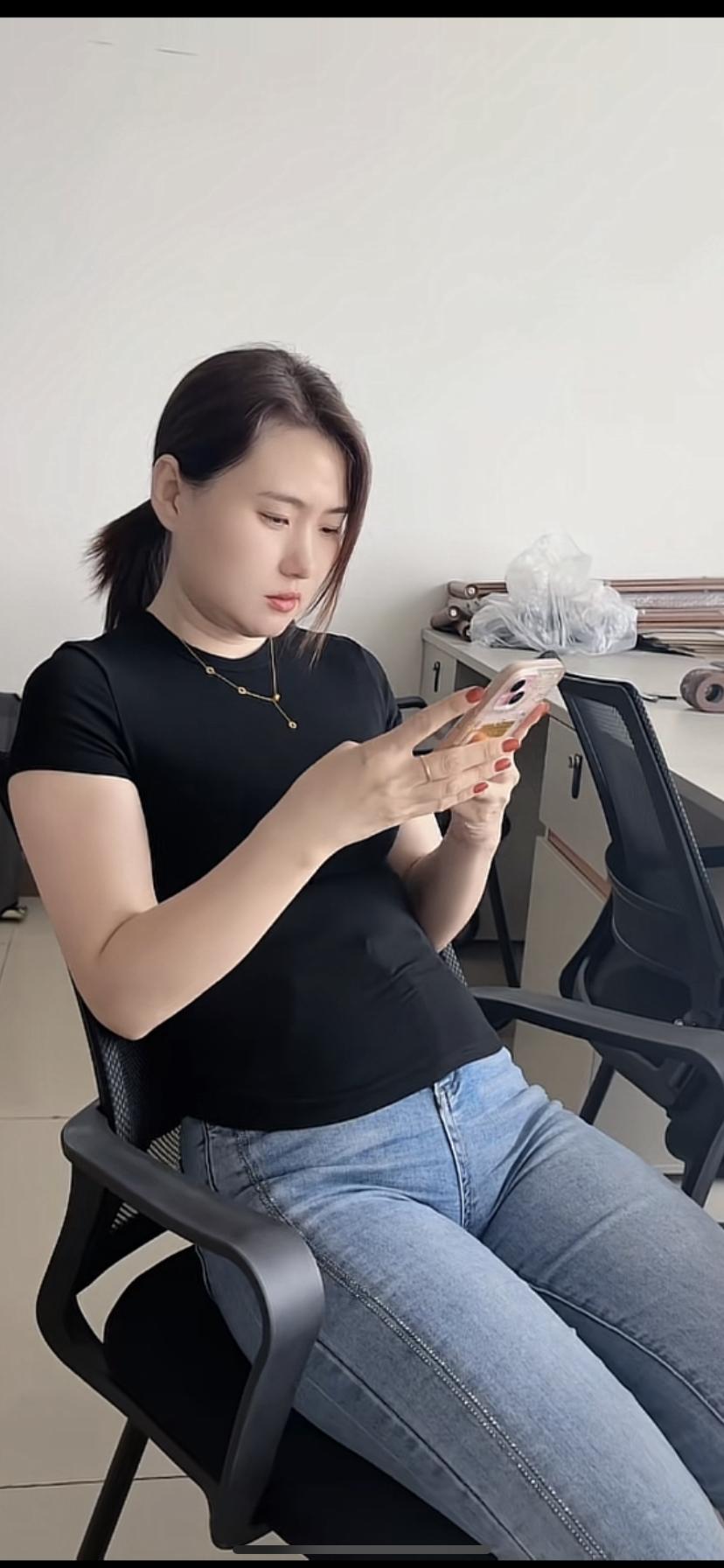 轻松一刻，手机不离手📱💻