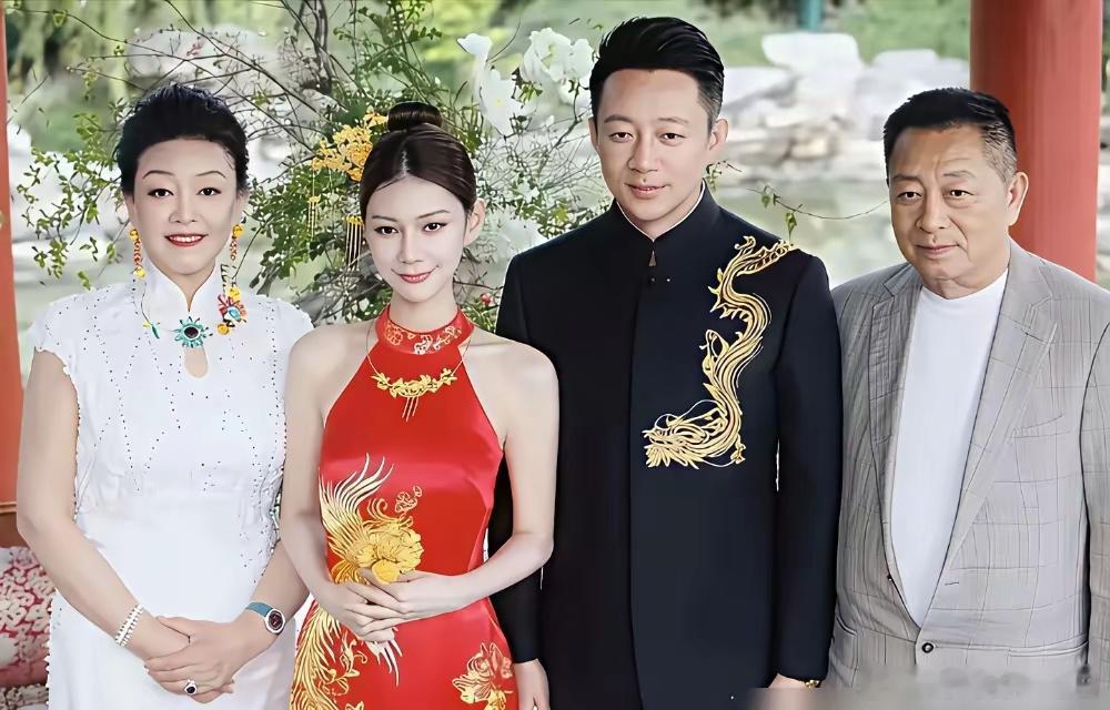 汪小菲15岁去法国前，连爸妈早离婚8年都不知道!1981年奉子成婚，满月当天张兰