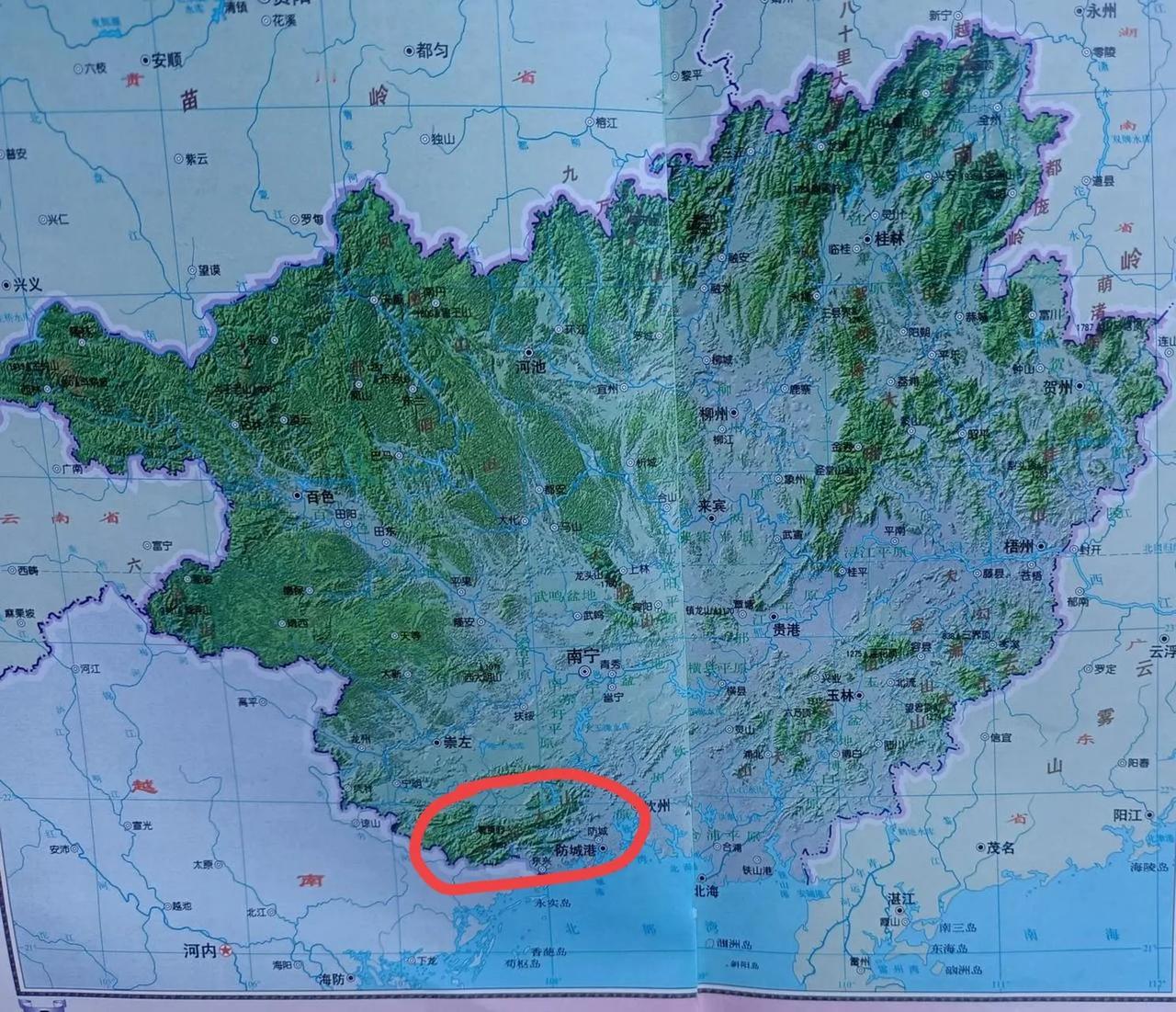 广西十万大山听上去非常唬人，其实不过是一条小的山脉，位于自治区西南部，从钦州钦北
