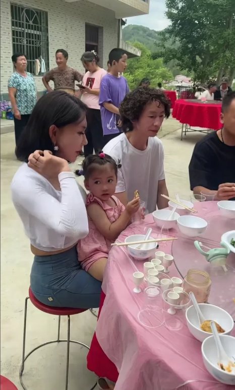 龚玥菲葫芦里到底卖的什药？带着女儿去找庞麦郎，还让女儿叫庞麦郎“干爸爸”，“一家