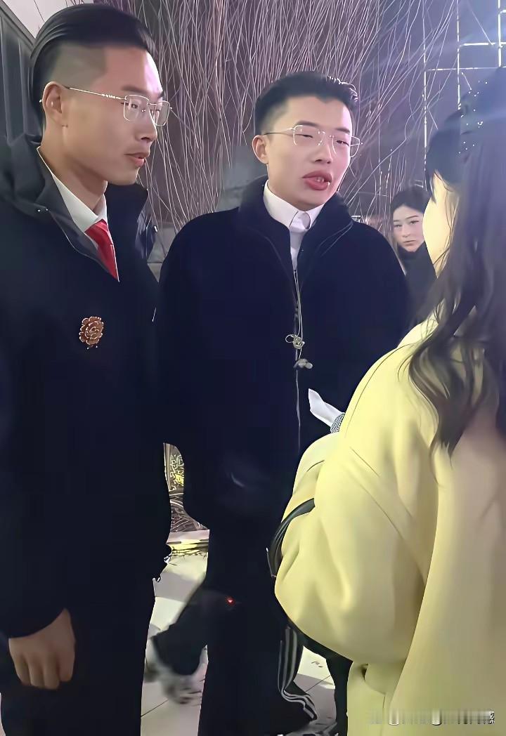 这两个人究竟哪一个是郭有才？往这一站，真有些分不清，因为他们两个长得太像了，以前