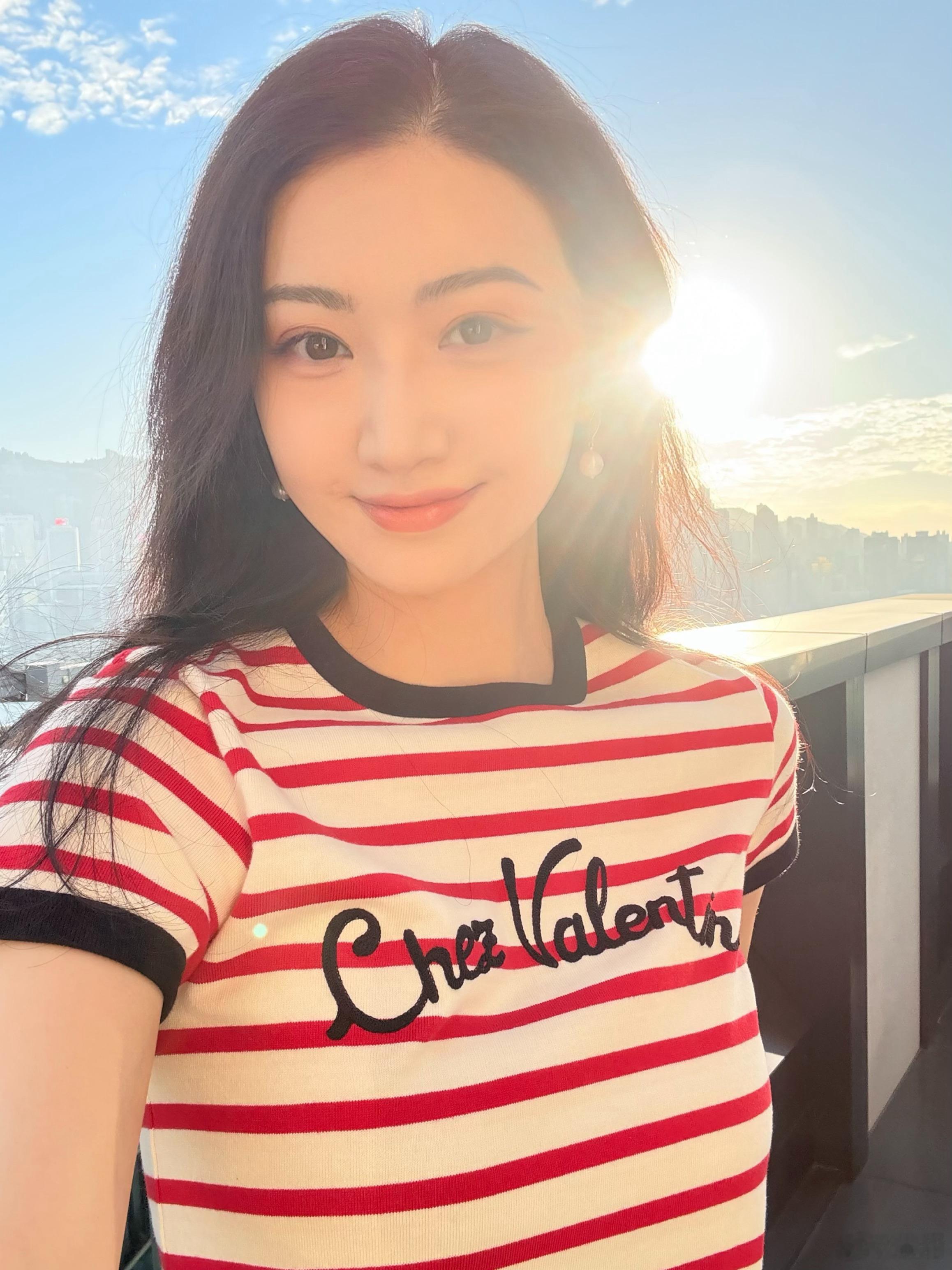 景甜十二月问好 景甜十二月问好自拍六宫格，红条纹T恤造型好名言！看到美女心情超级