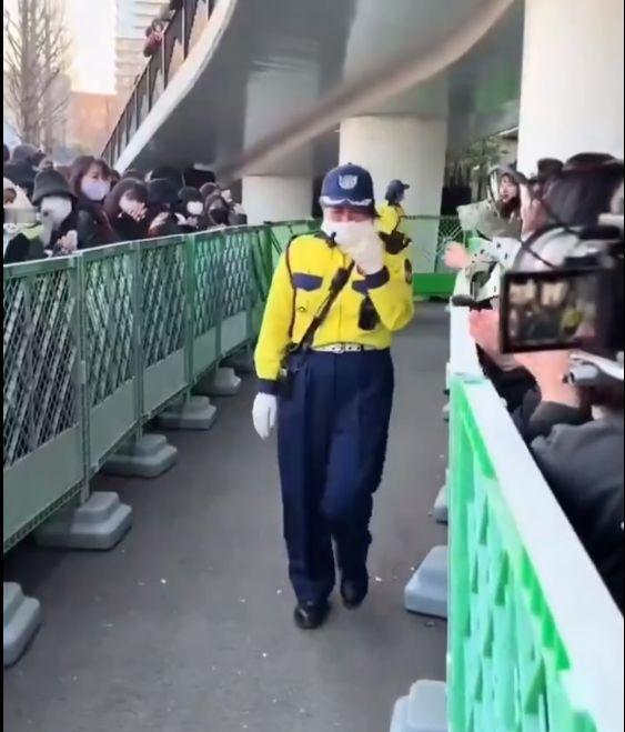 东京上野动物园两只大熊猫即将送回中国，最后一个参观日工作人员落泪日本大熊猫即将