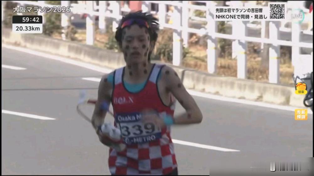 别笑那个日本“斑点狗”跑者，你可能连他玩儿命的资格都没有。全身贴着100多块