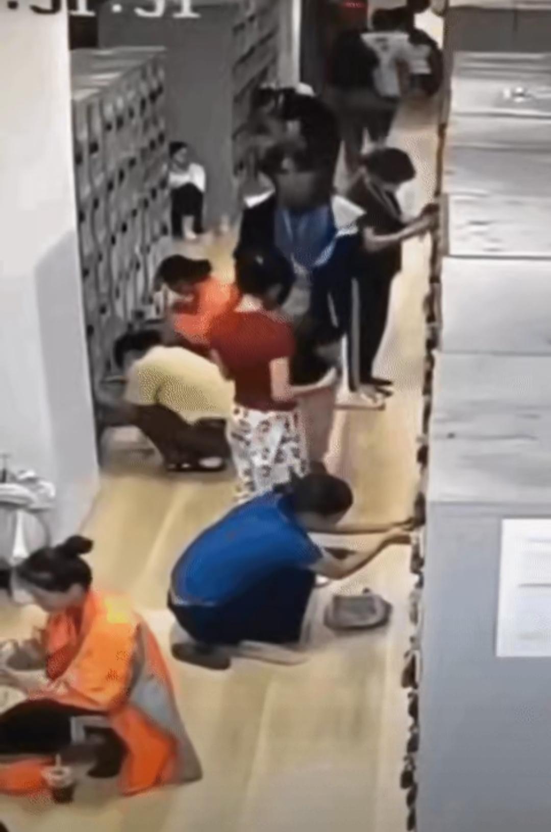 这操作刷新变态下限!光天化日之下,陌生男人径直冲到女生身后,迅雷不及掩耳扒掉她裤