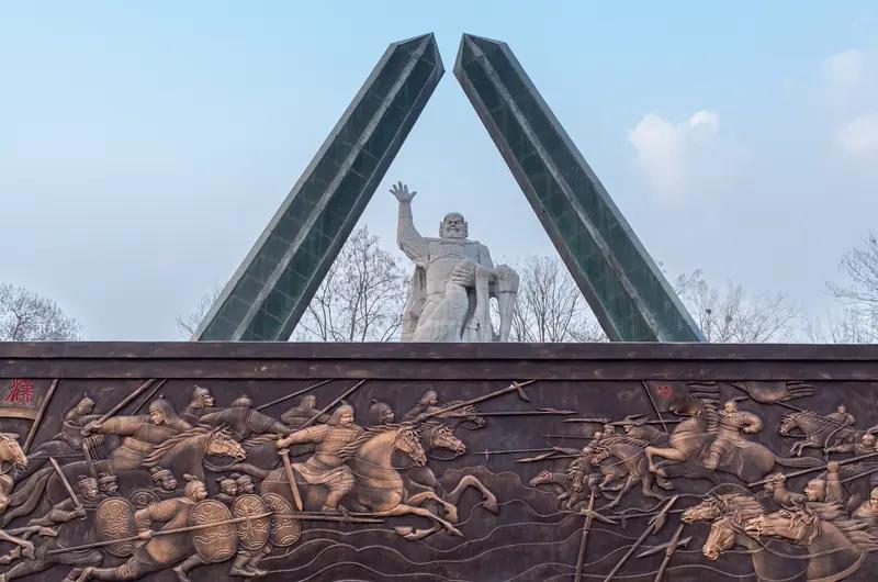 “七八九十面埋伏，一二三四面楚歌”，让我想起垓下之战这段悲壮历史。公元前202年