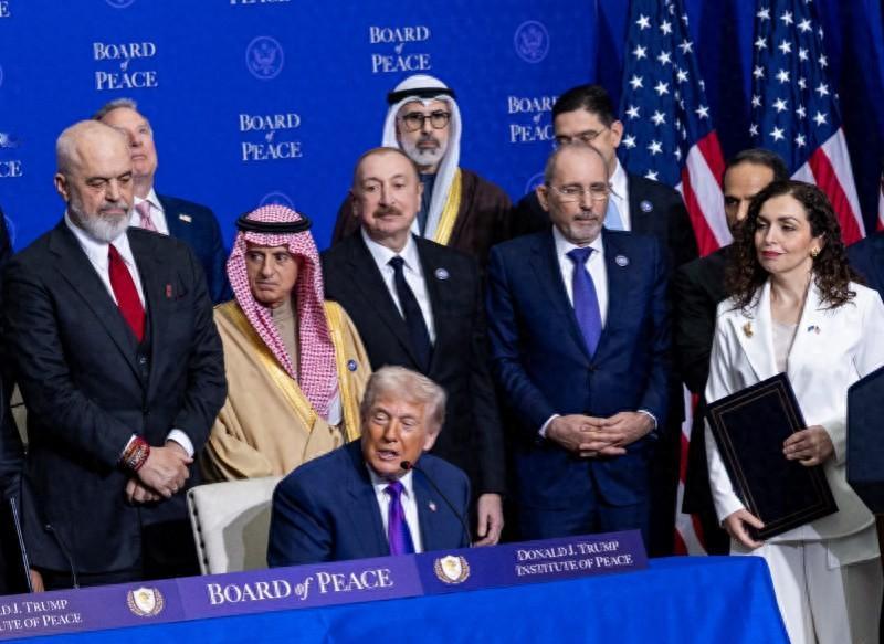 “和平委员会”举行首次会议：特朗普收获“惊喜”，加沙只剩闹剧！当地时间2月1