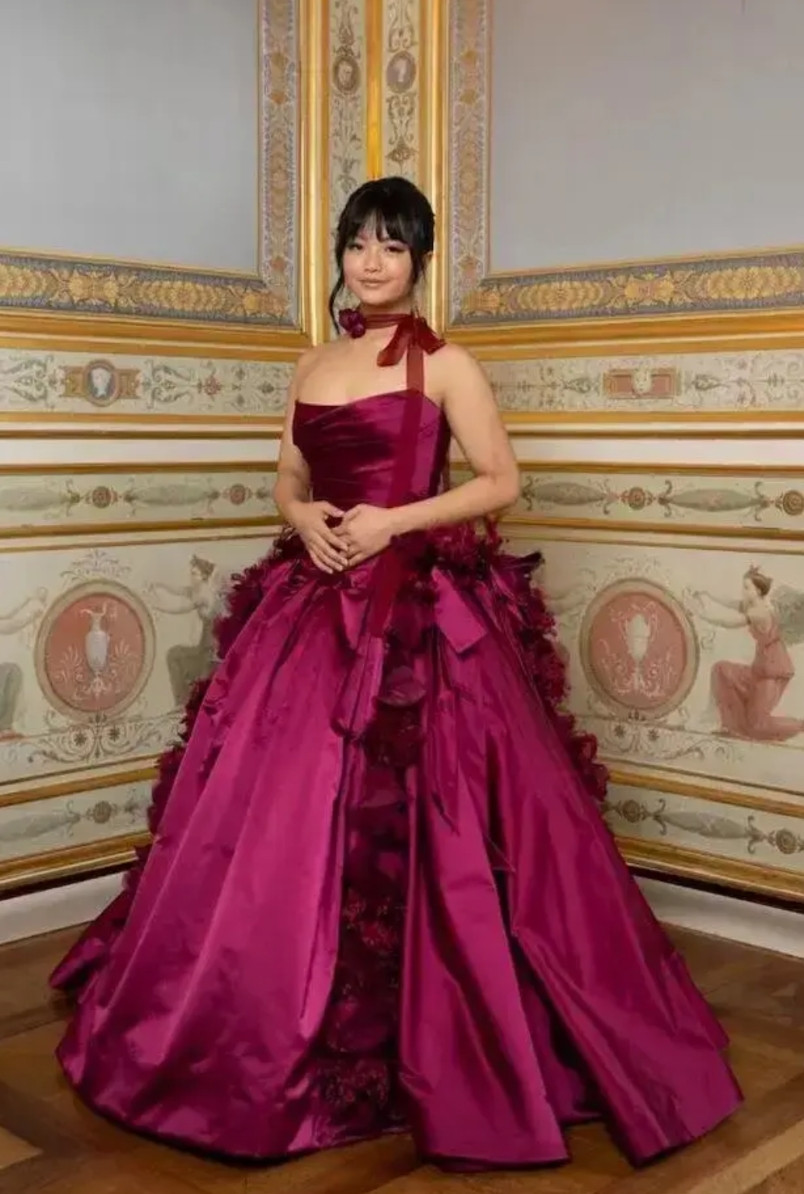 名媛舞会，就是有钱人的盛宴吧！比亚迪总裁王传福的女儿，穿酒红色公主裙出席，她