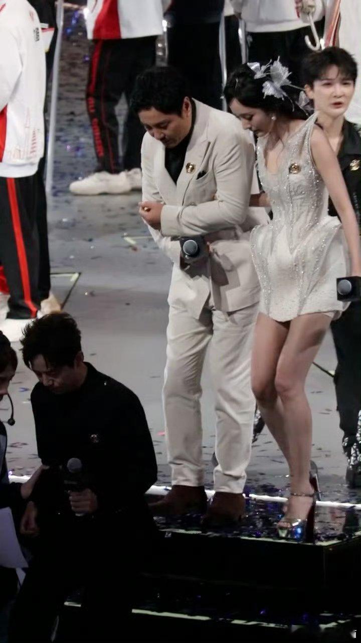 杨幂沈腾到底谁扶谁今年又在给我们上演喜剧了对吗hhh