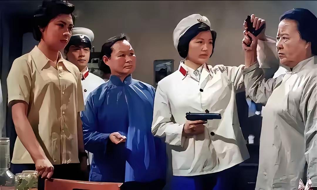 现在好多的影视作品的手枪持枪姿势大概率源自韦弗持枪，好看，实战中是为了稳定持枪进