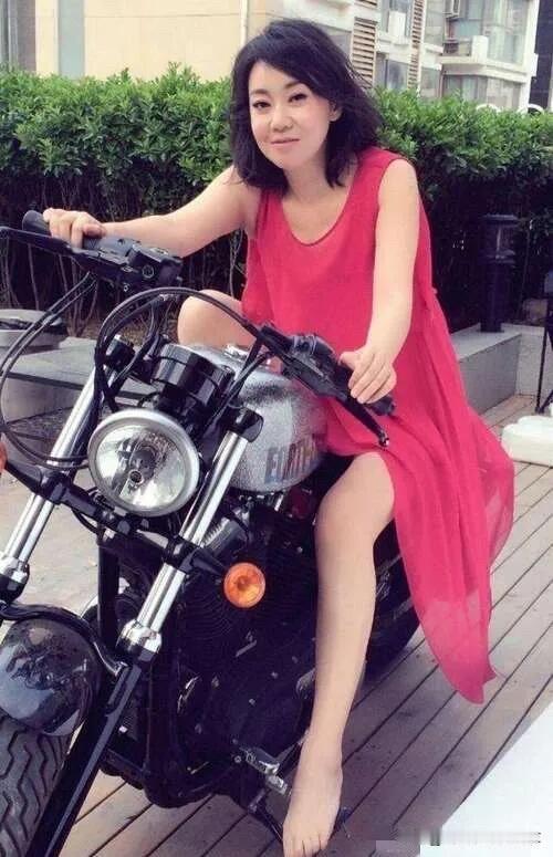 怎么看都是50多岁的中年大妈了，还穿这么粉嫩的一条连衣裙，给人一种过于装嫩的感觉