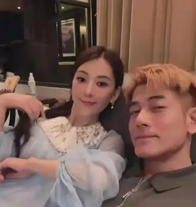 照片中这两个人，竟然是女婿和岳母的关系，实在是让人大跌眼镜。女婿是著名的男艺人