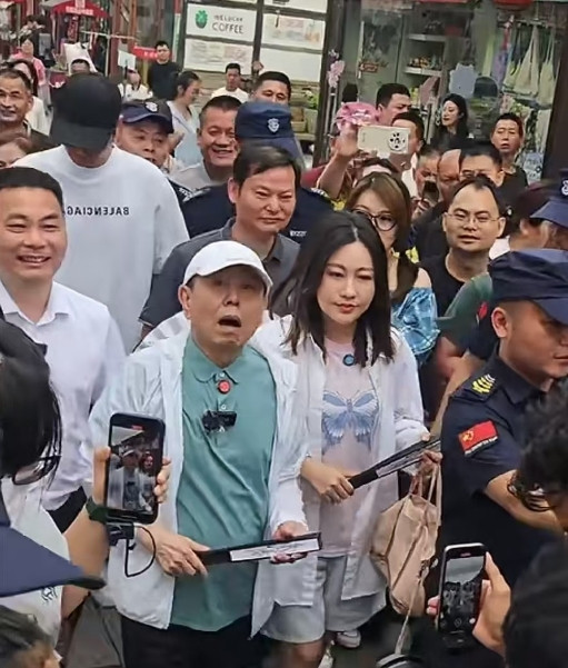 近日，在女儿潘阳及一众保镖的前呼后拥之下，当代表演艺术大师潘长江现身南方某城市，