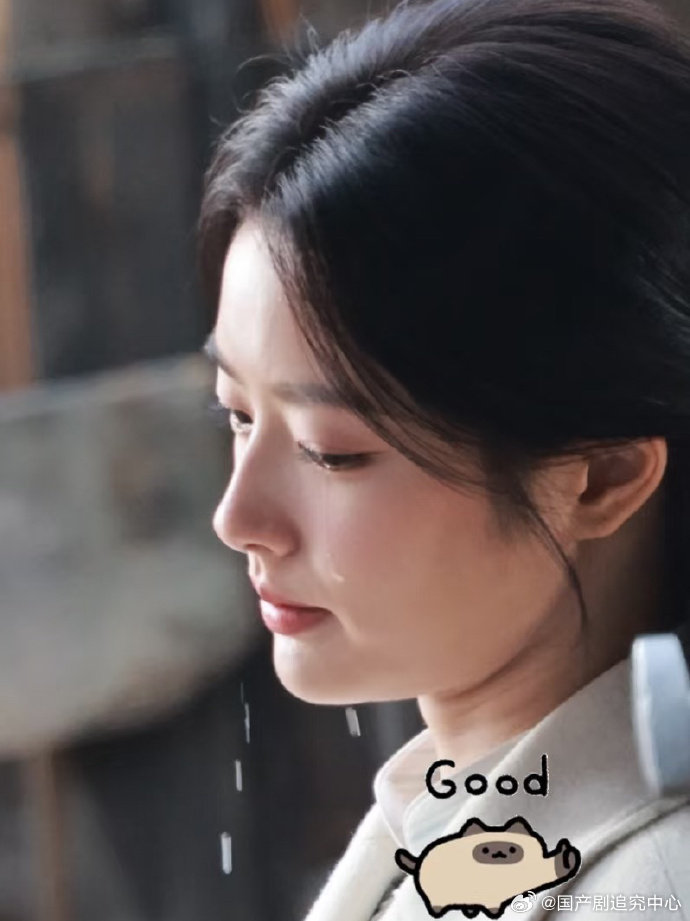 徐若晗玉簟秋哭戏《玉簟秋》中，徐若晗将叶平君的哭戏演绎得入木三分。珍珠泪悄然滑落