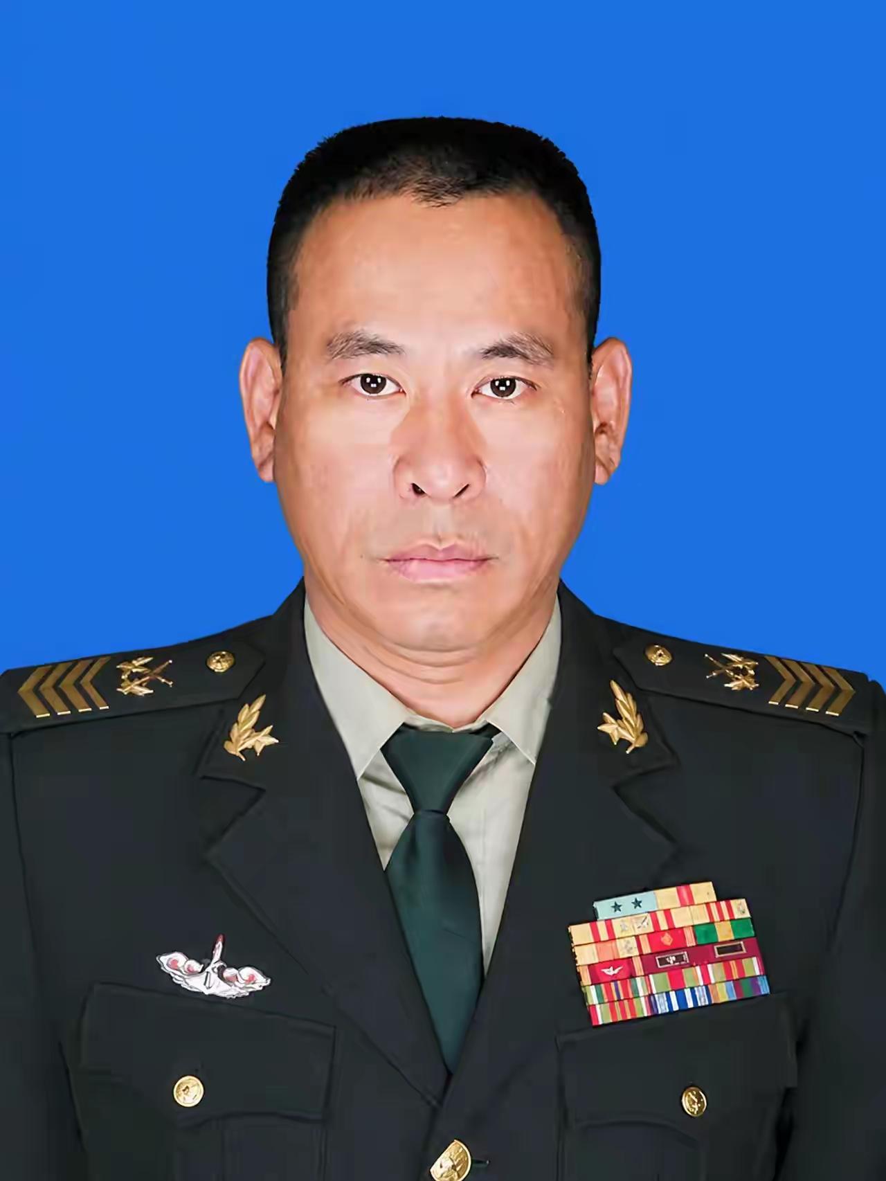 他是炊事兵逆袭导弹王牌号手，先后30余次参加重大演训，14次专业比武夺冠。在西北