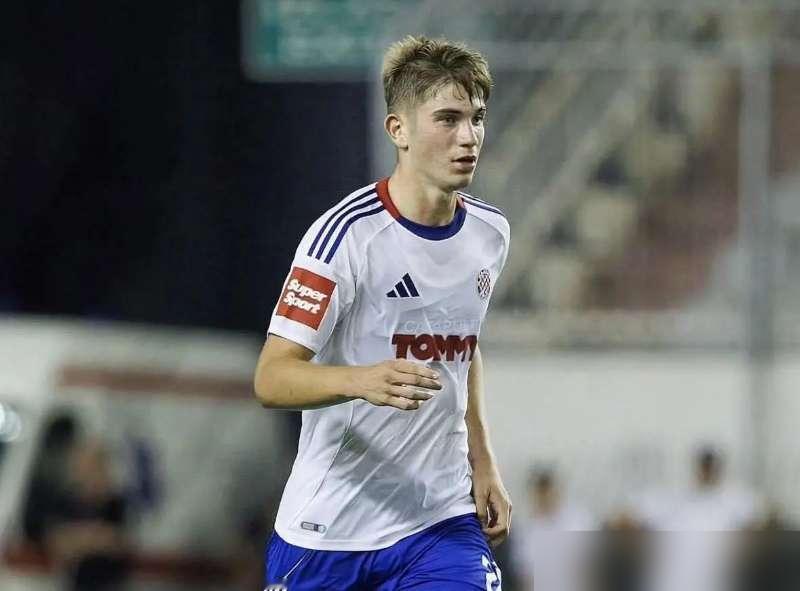 现在的18岁小孩哥，清醒得简直让人脊背发凉。别家新秀恨不得跪求豪门瞅一眼，这